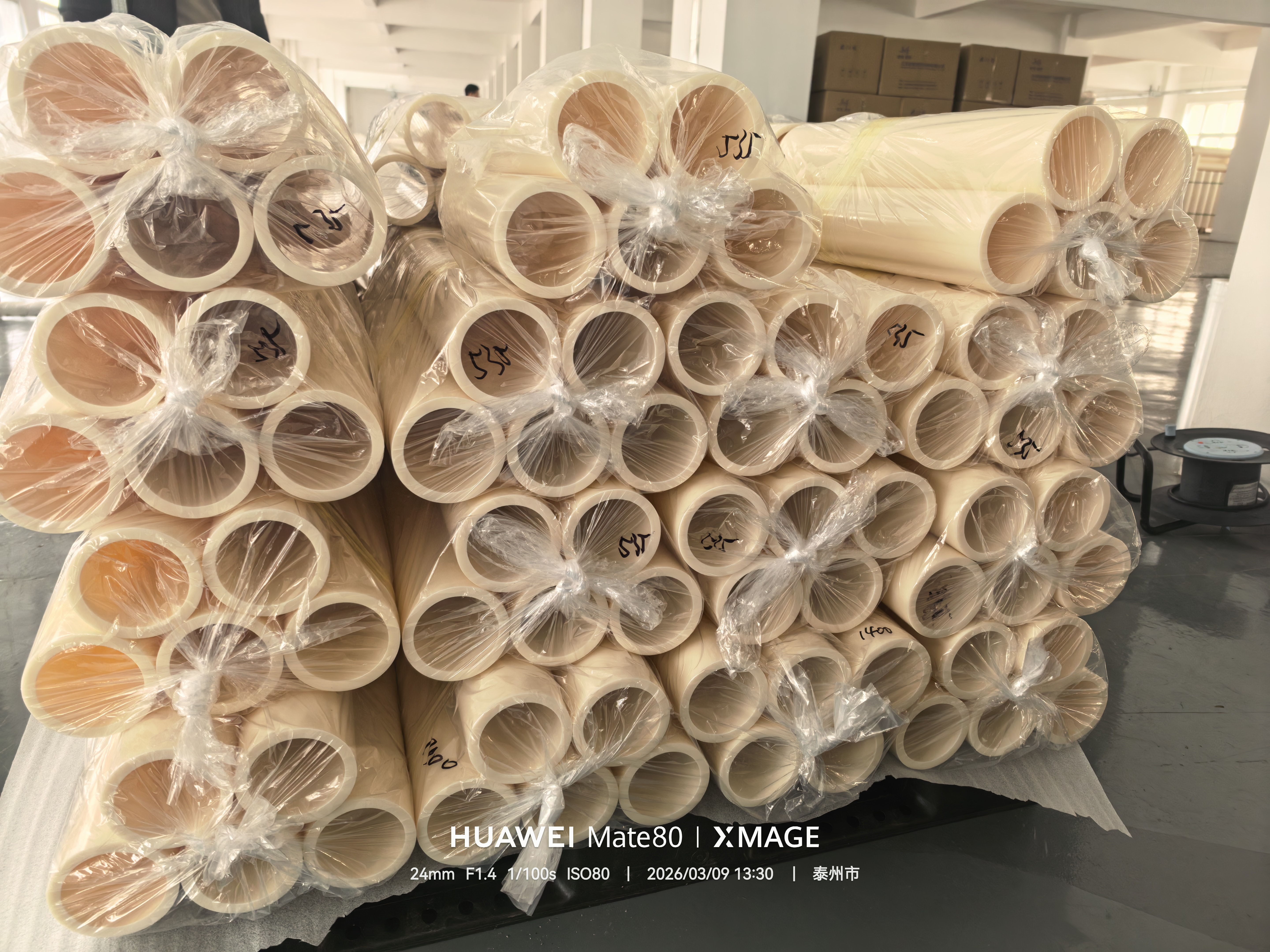 Hongkai Plastics livre avec succès le premier lot de tubes centraux en ABS haute performance à Foshan cette année